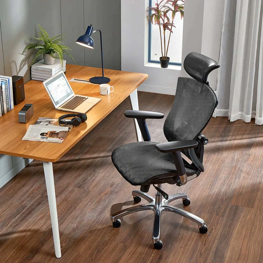 Silla ergonómica Karatza junto a escritorio en oficina moderna