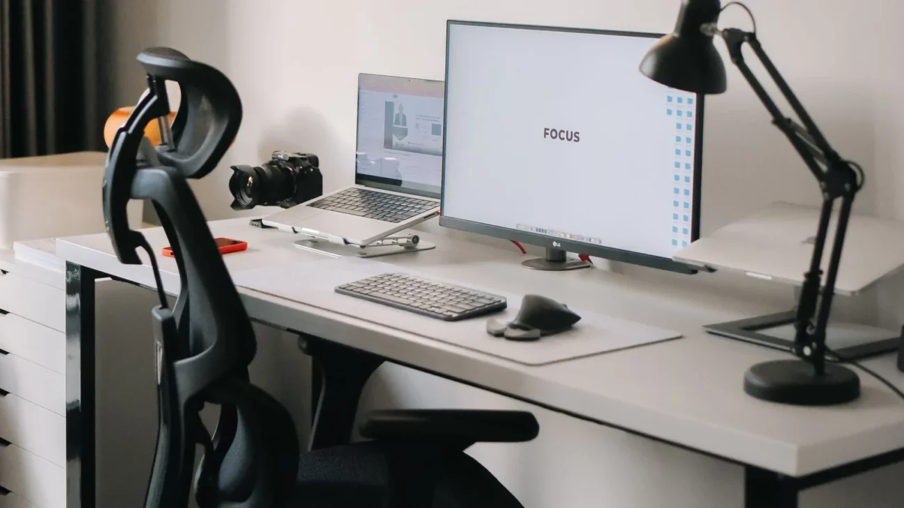 Cómo elegir un escritorio de oficina: guía de medidas, tipos y errores comunes