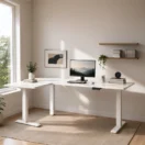Escritorio en L regulable en altura con cubierta blanca en home office luminoso