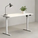 Escritorio regulable Gold Up blanco en home office con lámpara y planta - Prido