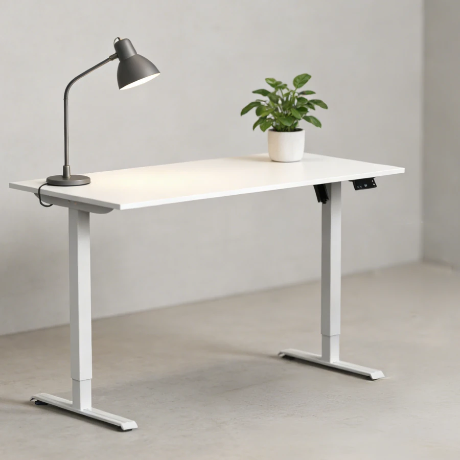 Escritorio regulable Gold Up blanco en home office con lámpara y planta - Prido