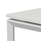 Detalle de la esquina de la cubierta blanca y el perfil de la base Diamante del Escritorio Hestia.