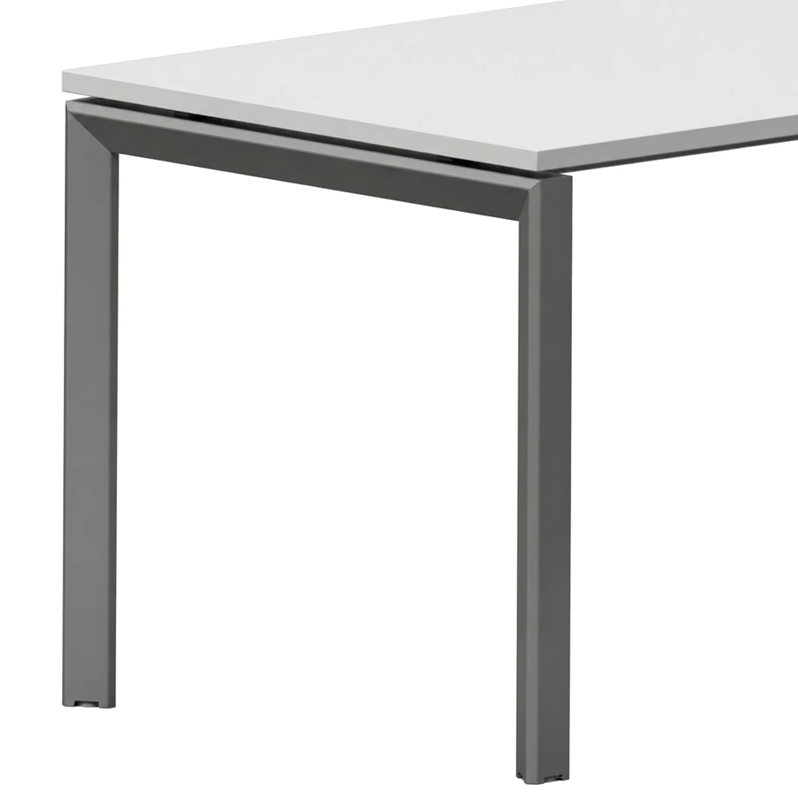 Detalle de la pata y unión de la base Diamante gris con la cubierta blanca del Escritorio Hestia.