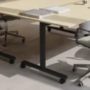 Mesas con estructura abatible Match en una sala de reuniones con sillas de oficina