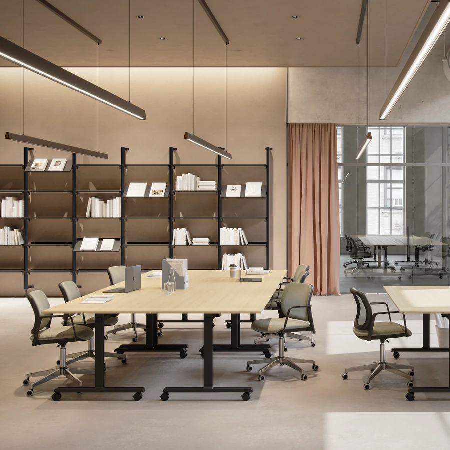 Sala de trabajo equipada con mesas de estructura abatible Match y sillas de oficina