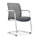 Silla de reunión Koi Trineo gris con base cromada y malla gris, vista tres cuartos - Prido