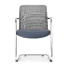 Silla de reunión Koi Trineo gris con asiento tapizado azul y base cromada, vista frontal - Prido
