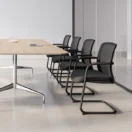 Sillas de reunión Koi Trineo en sala de juntas con mesa de reunión - Prido