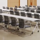 Sillas de reunión Koi Trineo gris en sala de capacitación corporativa - Prido