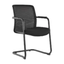 Silla de reunión Koi Trineo negra con respaldo de malla y base cantilever, vista tres cuartos - Prido