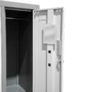 Detalle de la puerta del locker metálico con espejo y perchero - Prido