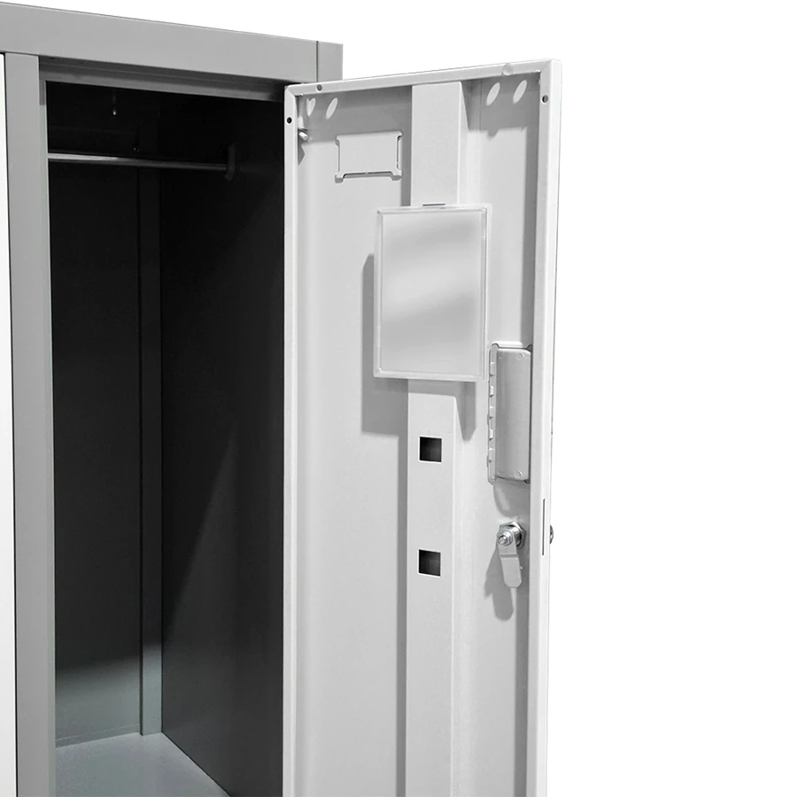 Detalle de la puerta del locker metálico con espejo y perchero - Prido