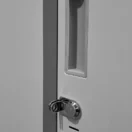 Detalle del mecanismo de bloqueo con llave del locker metálico - Prido