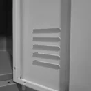 Detalle de las ranuras de ventilación del locker metálico - Prido
