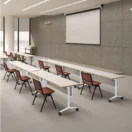Mesas plegables Bend con cubierta de madera y sillas en sala de capacitación