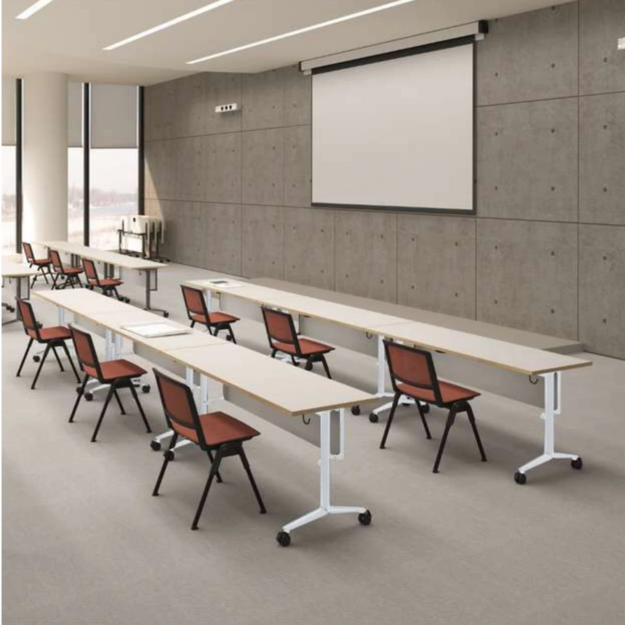 Mesas plegables Bend con cubierta de madera y sillas en sala de capacitación