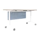 Escritorio plegable Bend con cubierta de madera, faldón acústico gris y ruedas, vista en ángulo
