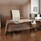 Protector de piso Opal transparente en una oficina moderna bajo silla y escritorio