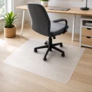 Protector de piso Opal centrado bajo una silla de escritorio en un home office luminoso