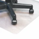 Detalle de las ruedas de una silla de oficina rodando sobre el protector de piso Opal