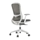 Silla ejecutiva Brooklyn gris con respaldo de malla, vista tres cuartos trasera - Prido