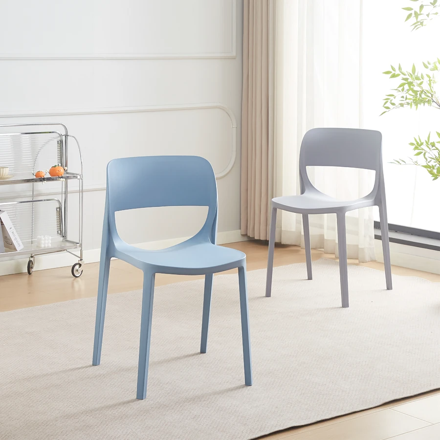 Sillas Diana de polipropileno celeste y gris en ambiente interior - Prido