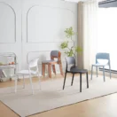 Sillas Diana de polipropileno en varios colores en sala de diseño - Prido