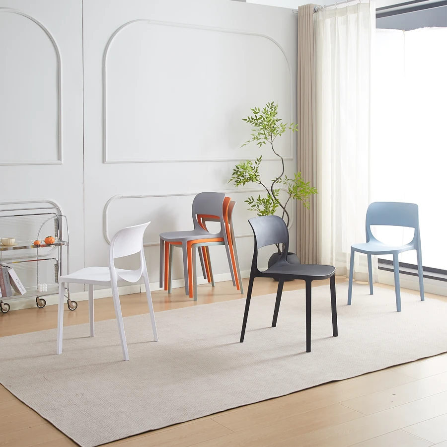 Sillas Diana de polipropileno en varios colores en sala de diseño - Prido