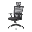Silla ejecutiva Khaus en malla negra con cabecero regulable, vista en perspectiva
