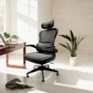Silla ergonómica Ergo-One negra en oficina moderna con escritorio, vista ambientada - Prido