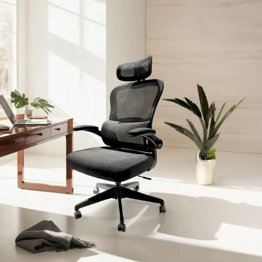 Silla ergonómica Ergo-One negra en oficina moderna con escritorio, vista ambientada - Prido