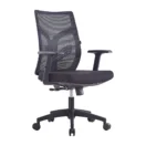 Silla operativa Serenity en malla negra con brazos regulables, vista en perspectiva