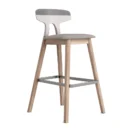 Taburete Elia gris con asiento tapizado y respaldo de polipropileno, patas de madera y reposapiés metálico, vista tres cuartos