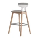Taburete Elia gris, vista posterior tres cuartos, respaldo de polipropileno y patas de madera