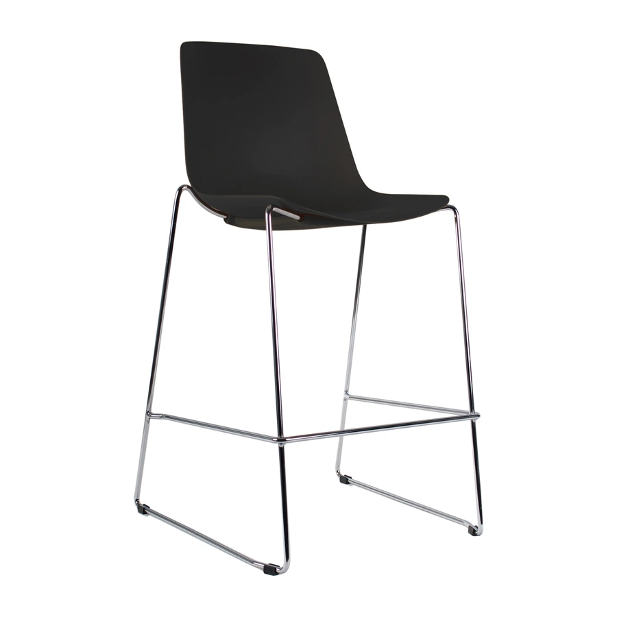 Taburete Joga negro con base de acero cromado, vista tres cuartos