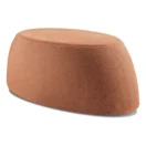 Pouf Trufa Doble terracota de dos cuerpos tapizado en tela, forma orgánica, vista tres cuartos