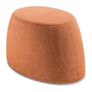 Pouf Trufa Single terracota tapizado en tela, forma orgánica, vista tres cuartos