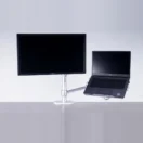 Soporte Atlas 3 en uso con un monitor y un notebook elevados sobre el escritorio