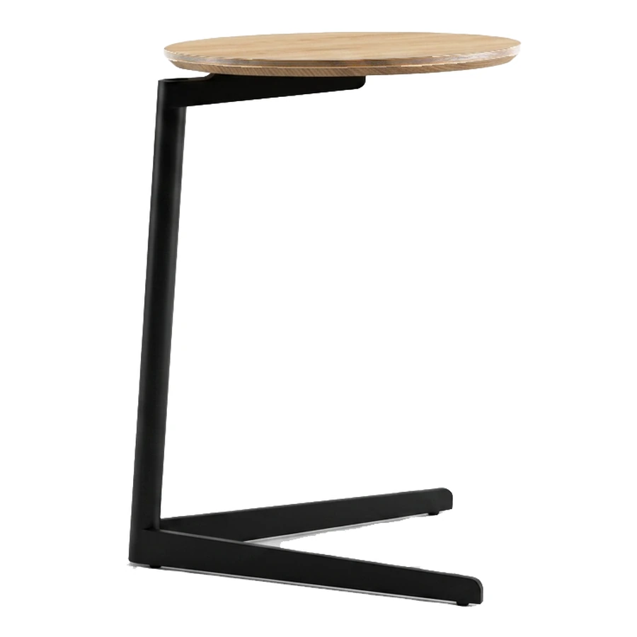 Mesa lateral Vector con base en C de acero negro que se desliza bajo el sofa, cubierta de roble