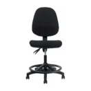 Silla de cajero Romy negra vista frontal, sin brazos, con base de nylon y ruedas