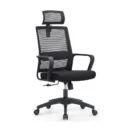 Silla Cleo negra en tres cuartos, con respaldo alto de malla y apoyacabezas regulable