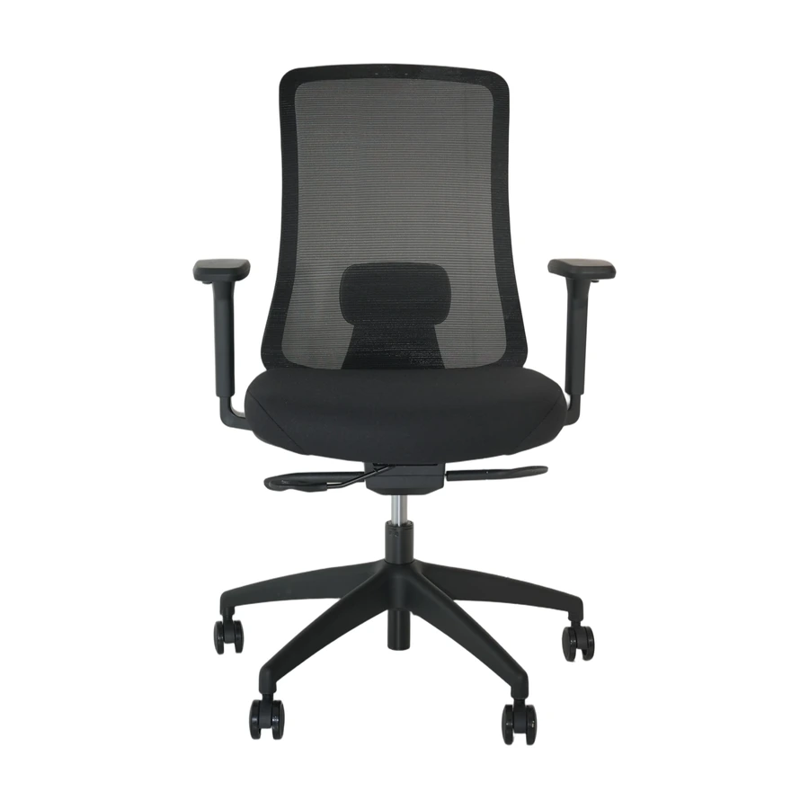 Silla Dalia negra vista frontal, con apoyabrazos 3D y asiento tapizado en tela
