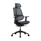 Silla ejecutiva G3 negra en tres cuartos, con respaldo y asiento de malla gris oscuro y cabecero regulable