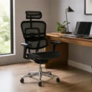Silla ergonómica Ergohuman Fit negra en un escritorio de home office