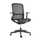 Silla Nori negra en tres cuartos, con respaldo y asiento de malla y brazos curvos integrados