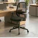 Silla Oliva negra en un puesto de trabajo de oficina con escritorio de madera