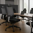 Sillas Saga en torno a la mesa de una sala de reuniones corporativa con ventanales