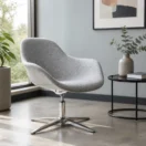 Sillón lounge Loto gris en un rincón de living junto a una mesa lateral
