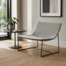 Sillón Sone gris en una sala de espera de oficina