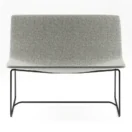 Sillón Sone gris, vista frontal con base de acero tipo hilo